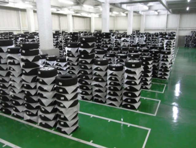 全てのタイヤ＆ホイールセット一本一本の間にクッションを挟み、ホイールの傷防止対策・地震などによる落下防止対策も万全